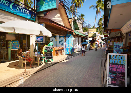 Thailand - Phi Phi Island, Phang Nga Bay, kleine Straße am Hafen Stockfoto