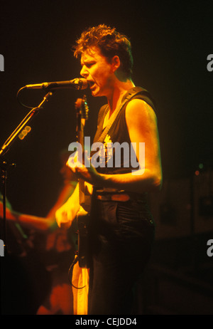 Stuart Adamson Leadsänger Rockmusiker Popgruppe. Big Country eine Heavy Metal Rock-Gruppe auf Tour durch Glasgow Schottland. HOMER SYKES AUS DEN 1980ER JAHREN Stockfoto