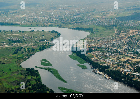 SÜDSUDAN, aus der Vogelperspektive der Hauptstadt Juba am Weißen Nil und der Nilbrücke, verließ den Nilhafen mit Fracht- und Passagierschiffen Stockfoto