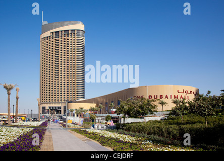 Außerhalb der neu eröffnete Dubai Mall mit dem 5 Sternehotel The Address im Hintergrund. Dubai, Vereinigte Arabische Emirate, Vereinigte Arabische Emirate. Stockfoto