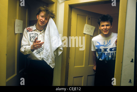 Big Country auf Tour Schottland Bruce Watson (L) Stuart Adamson (R) Ankleideraum Türen hinter der Bühne Glasgow nach Live-Konzert. 1980s UK HOMER SYKES Stockfoto