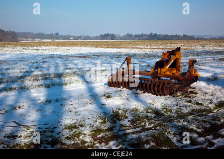 Traktor-Egge in einem schneebedeckten Feld Chiltern Hills Oxfordshire England UK Stockfoto