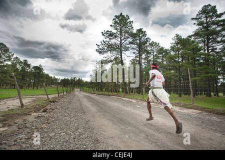 Tarahumara Läufer gekleidet in der Regel bei einem 10K Rennen an der Ultramaraton de Los MGH in Guachochi, Chihuahua, Mexiko. Stockfoto