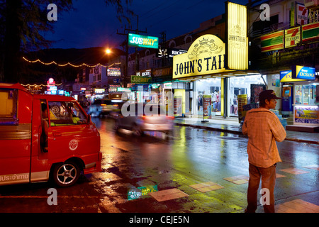 Thailand - Insel Phuket, Patong Beach, Hauptstraße in der Nacht Stockfoto