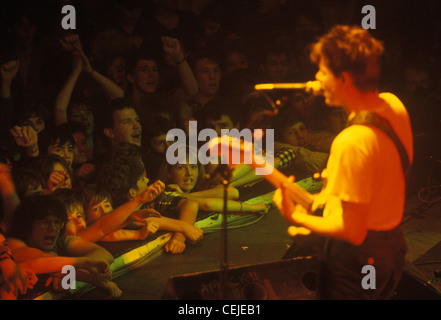 Stuart Adamson Leadsänger Rockmusiker Popgruppe. Fans vorne auf der Bühne. Big Country eine Heavy Metal Rock-Gruppe auf Tour durch Glasgow Schottland. HOMER SYKES AUS DEN 1980ER JAHREN Stockfoto