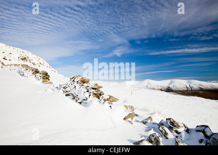 Rot Geröllhalden im Lake District im Winter Schnee, Cumbria, UK. Stockfoto