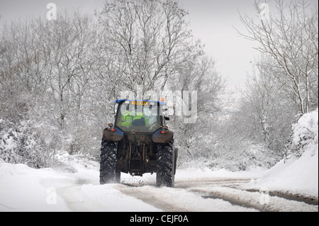 Ein Bauern-Traktor im Schnee Gloucestershire UK Stockfoto