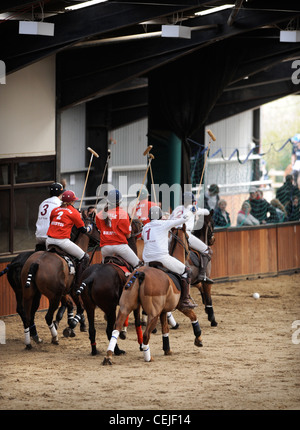 Reiter kämpfen um den Ball an einen Schulen und Universitäten-Polo-Turnier in der Nähe von Clevedon, North Somerset UK Stockfoto