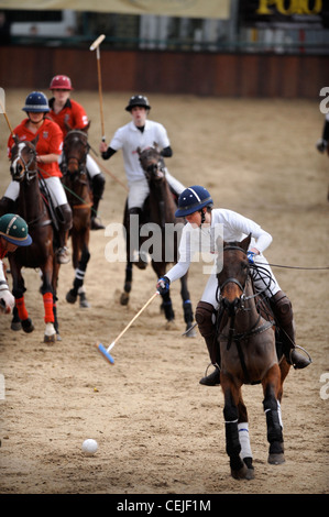 Reiter kämpfen um den Ball an einen Schulen und Universitäten-Polo-Turnier in der Nähe von Clevedon, North Somerset UK Stockfoto