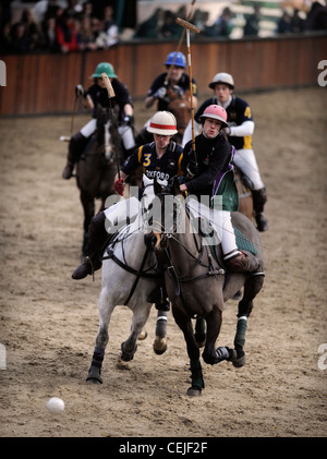 Reiter kämpfen um den Ball an einen Schulen und Universitäten-Polo-Turnier in der Nähe von Clevedon, North Somerset UK Stockfoto