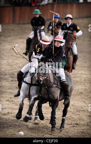 Reiter kämpfen um den Ball an einen Schulen und Universitäten-Polo-Turnier in der Nähe von Clevedon, North Somerset UK Stockfoto