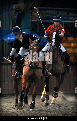 Reiter kämpfen um den Ball an einen Schulen und Universitäten-Polo-Turnier in der Nähe von Clevedon, North Somerset UK Stockfoto