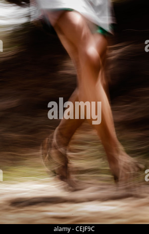 Beine der Tarahumara Läufer an der Ultramaraton de Los MGH in Chihuahua, Mexiko (Motion Blur). Stockfoto