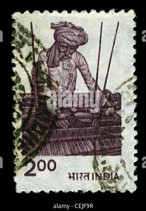 Indien-ca. 1980:A Stempel gedruckt in Indien zeigt Bild der Weberei ist ein Textil-Handwerk in welche zwei verschiedenen Gruppen von Garnen oder Fäden sind interlaced zu einem Stoff oder Tuch, ca. 1980. Stockfoto