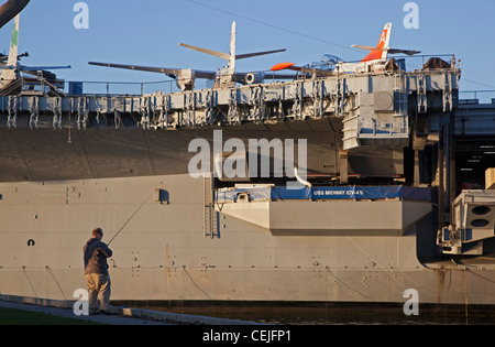 Fischer neben USS Midway Museum Stockfoto