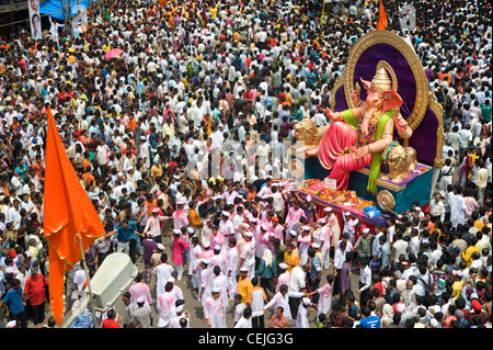 Dutzende von Menschen versammelten sich zum Ganesha Visarjan Prozession am Lalbaug, Mumbai Stockfoto