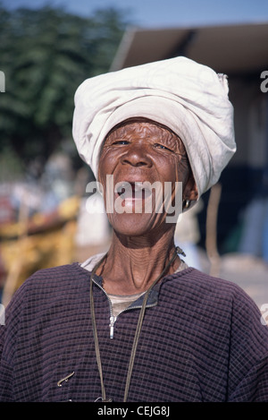 Alte faltige Frau lachend in Khorixas, Kunene-Region, Namibia Stockfoto