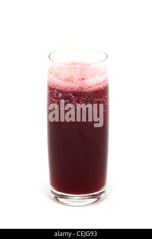 Frisch gepressten Bio-Apfel-Cranberry-Saft in ein hohes Glas isoliert auf einem weißen Hintergrund. Stockfoto