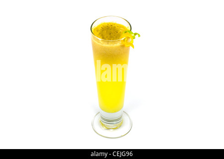 Frisch gepressten Glas Apfelsaft gesunde Bio-Zitrone, abgeschnitten und isoliert auf weißem Hintergrund. Stockfoto