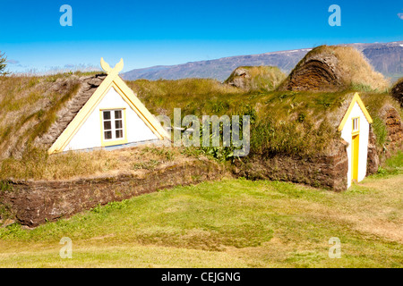 Alten isländischen Bauernhof. Grüner Rasen auf dem Dach. Stockfoto