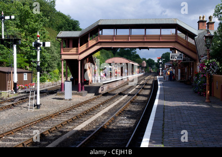 Bewdley Bahnhof an der Severn Valley Railway mit einem Steg und Klasse 108 DMU auf einem Abstellgleis Stockfoto