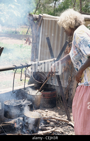 Aborigine-Frau Kochen im Freien in Bathurst, Tiwi Islands, Australien Stockfoto