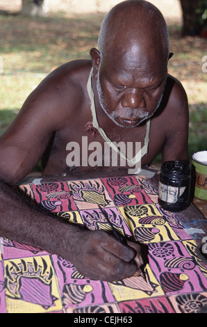 Aborigine-Mann und Tiwi Kunst in Bathurst, Tiwi Islands, Australien Stockfoto