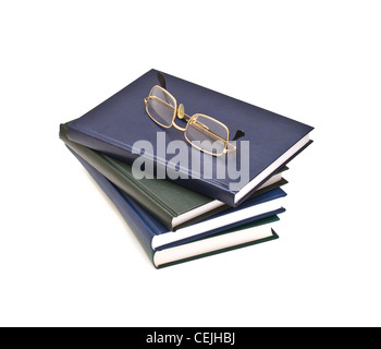 Stapel von Büchern und Gläser, isoliert auf weißem Hintergrund Stockfoto