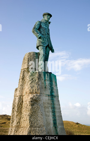 Statue von Hubert Latham, erste französische Luftfahrtpionier überqueren den Ärmelkanal in einem Flugzeug im Jahr 1909, Cap Blanc Nez, Frankreich Stockfoto