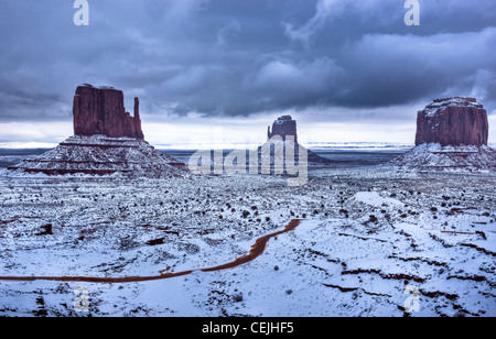 Eine seltene Schneefall erfasst über Monument Valley Tribal Park im nördlichen Arizona. Stockfoto