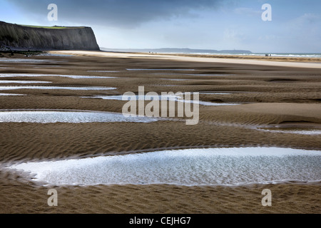 Gezeiten-Pools am Sandstrand bei Ebbe am Cap Blanc Nez, Pas-de-Calais, Frankreich Stockfoto