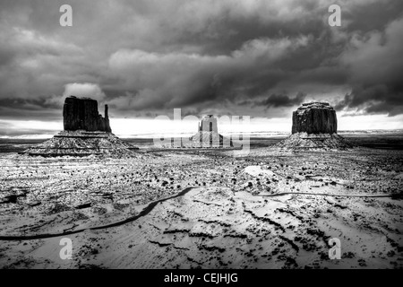 Eine seltene Schneefall erfasst über Monument Valley Tribal Park im nördlichen Arizona. Stockfoto