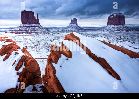 Eine seltene Schneefall erfasst über Monument Valley Tribal Park im nördlichen Arizona. Stockfoto
