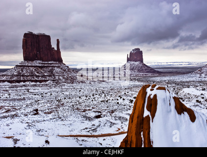 Eine seltene Schneefall erfasst über Monument Valley Tribal Park im nördlichen Arizona. Stockfoto
