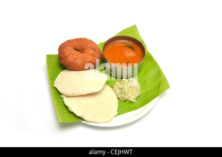 Idli, Sambar und Chutney, Vada, südindische Frühstück serviert auf Bananenblatt, isoliert auf weißem Hintergrund Stockfoto