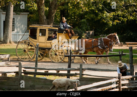 Ein lebendiges Museum Neuerstellung koloniale Leben in Neuengland, Old Sturbridge Village in Sturbridge, verfügt über eine authentische Postkutsche Stockfoto