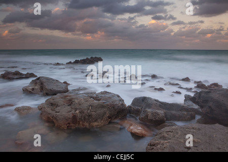 Felsenküste am Sonnenuntergang, Coral Cove State Park, Blowing Rocks State Park, Florida, USA Stockfoto