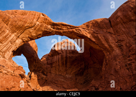 Doppelbogen ist ein Vogelschutznetz paar natürliche Bögen, eines der bekannteren Merkmale des Arches National Park in Utah, USA Stockfoto