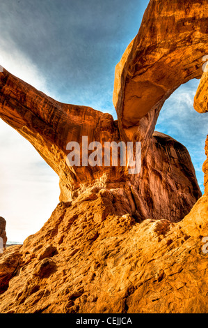 Doppelbogen ist ein Vogelschutznetz paar natürliche Bögen, eines der bekannteren Merkmale des Arches National Park in Utah, USA Stockfoto