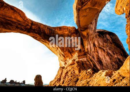 Doppelbogen ist ein Vogelschutznetz paar natürliche Bögen, eines der bekannteren Merkmale des Arches National Park in Utah, USA Stockfoto