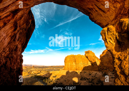 Doppelbogen ist ein Vogelschutznetz paar natürliche Bögen, eines der bekannteren Merkmale des Arches National Park in Utah, USA Stockfoto