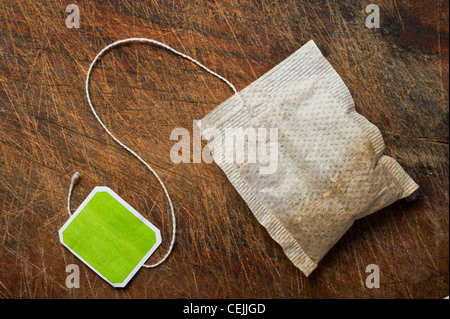 Teebeutel auf Holztisch. Stockfoto