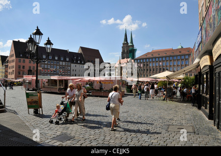 Markttag auf Nürnbergs Hauptmarkt in Nürnberg, Bayern, Deutschland der Platz zieht bedeutende Ereignisse wie die berühmte Christma an Stockfoto