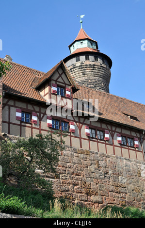 Ein Teil der Kaiserburg (Nürnberger Kaiserburg) und der imposante, runde Sinwell-Turm in der Nürnberger Altstadt Stockfoto