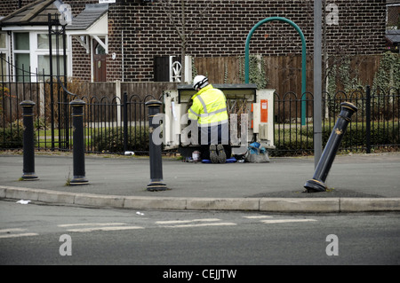 Service-Ingenieur auf Bürgersteig gelegen Telefon Anschlussdose Stockfoto