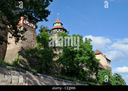 Ein Teil der Kaiserburg (Nürnberger Kaiserburg) und der imposante hohe Sinwell-Rundschlepp in der Nürnberger Altstadt Stockfoto