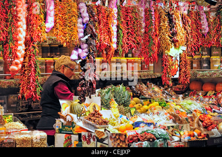 Barcelona, Spanien. La Boqueria-Markt. Stall Verkauf Paprika, Gewürze, Knoblauch und Obst Stockfoto