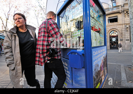 Barcelona, Spanien. Mann kaufen Lottoschein in Las Ramblas Stockfoto