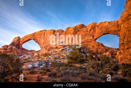 Die Nord- und Süd-Fenster Bögen Form Öffnungen im gleichen Sandstein fin. Wölbt sich Nat ' l Park. Utah Stockfoto