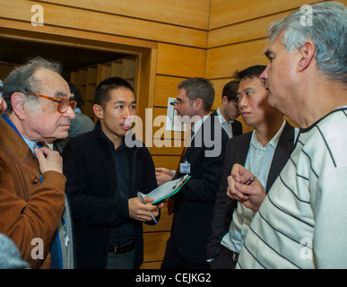 Paris, Frankreich, UNESCO-Medienkonferenz vom 'The Media nach Wikileaks', Guy Berger (r) (UNESCO-Regie von Freedom of Expression) Stockfoto